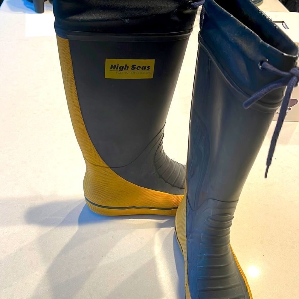 High seas foul weather gear size 6 men womens 8.5 slight weather checked on top.